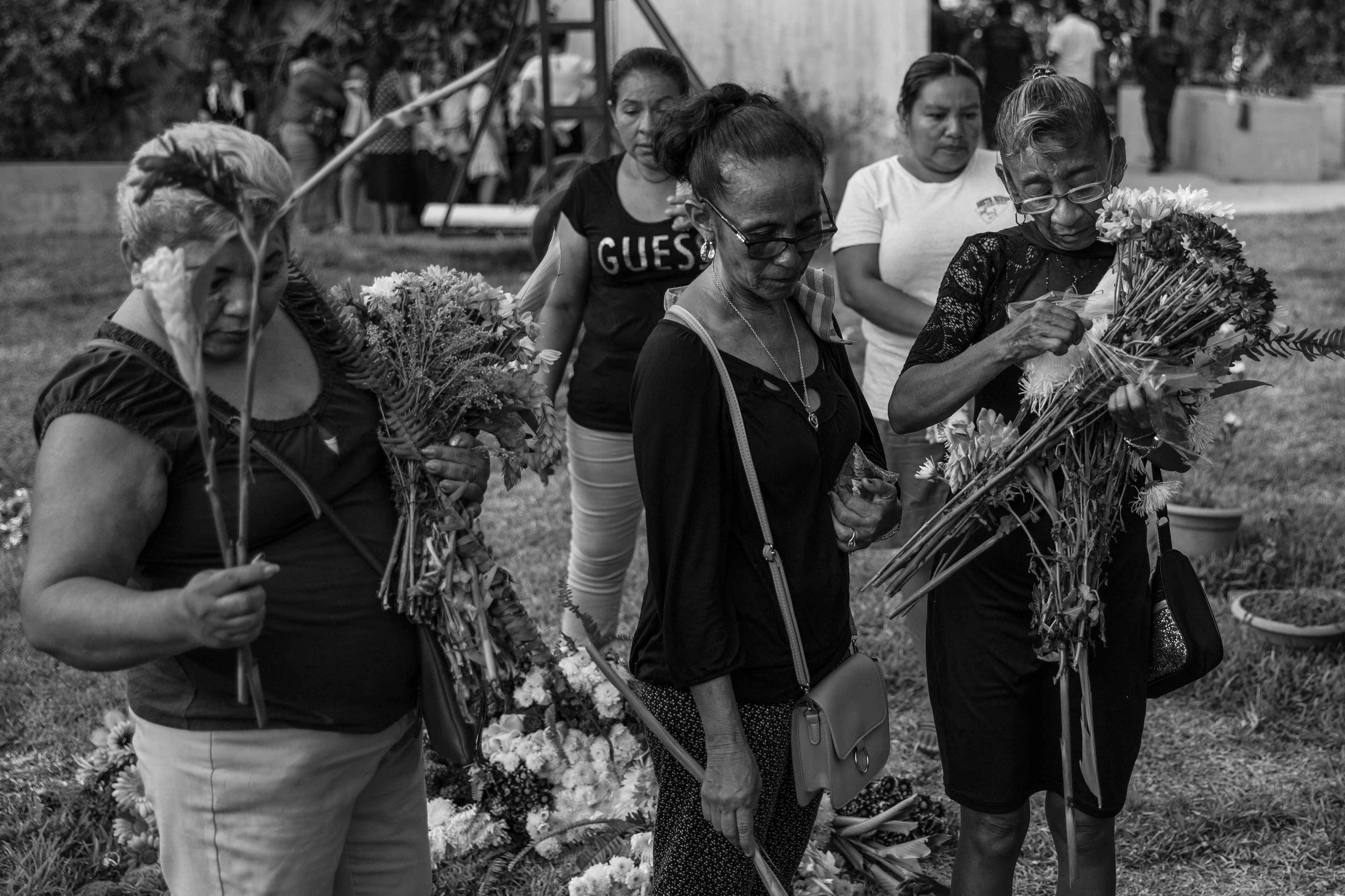 Relatives of Rodrigo Vázquez, Jr., who died in a Salvadoran prison during the state of exception, at his funeral on Mar. 13, 2023.