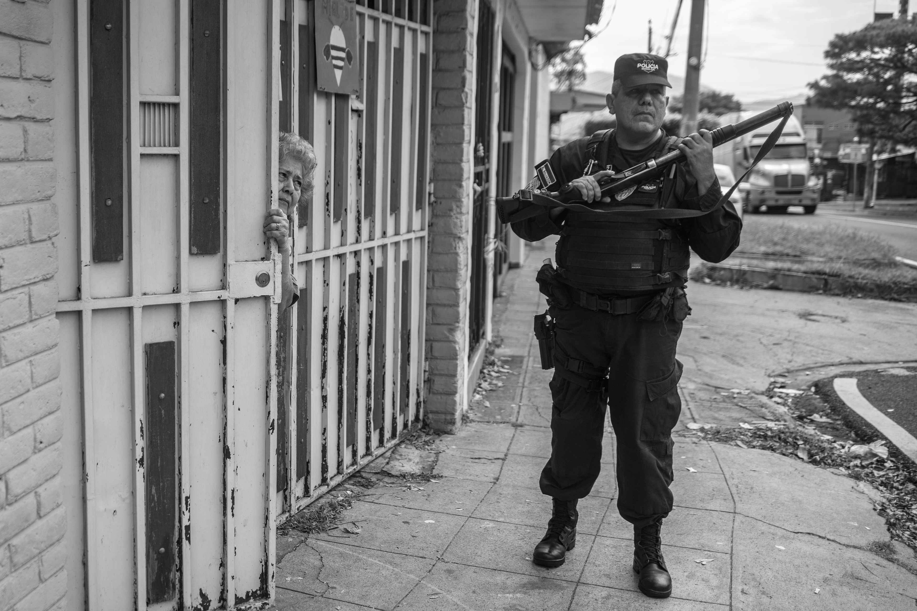 A police agent during a demonstration of relatives of victims of the state of exception. The policeman loaded his weapon and took up his guard. Human rights organizations have accused the police of El Salvador of acting as judges and capturing thousands of innocent people.