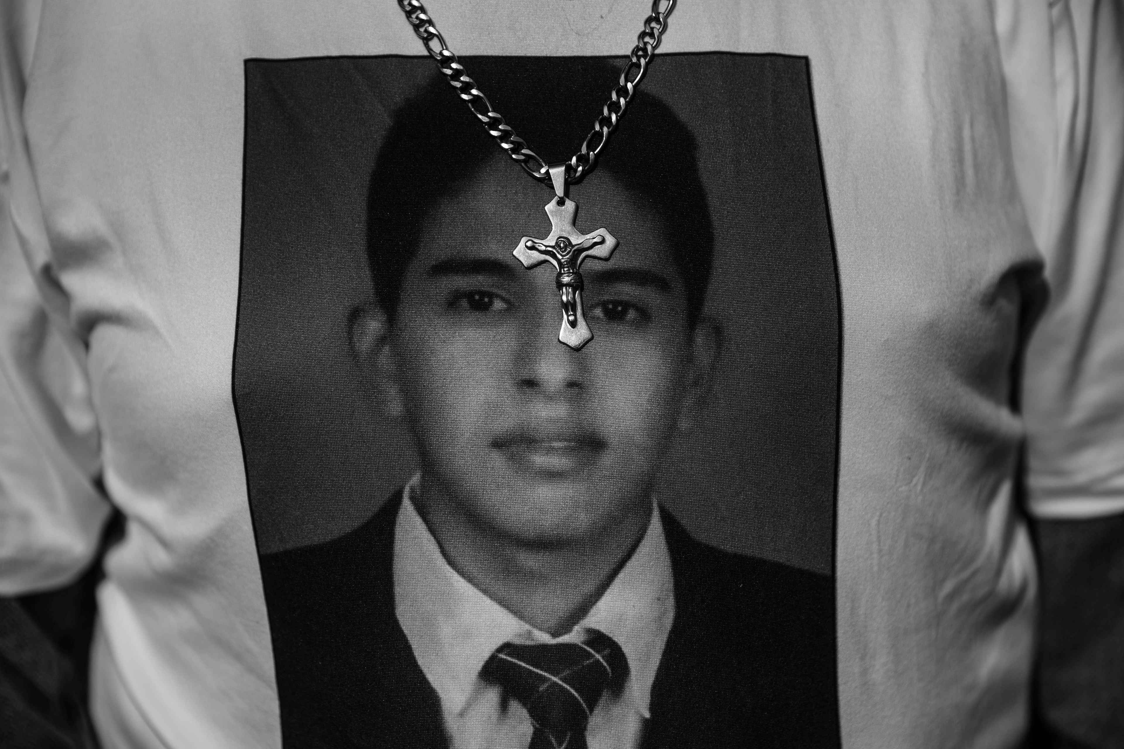 Bryan López’s father wears a T-shirt with a photograph of his son during a protest against the state of exception in September 2022. Bryan’s relatives had declared him missing after not finding him in the prison system following his capture.
