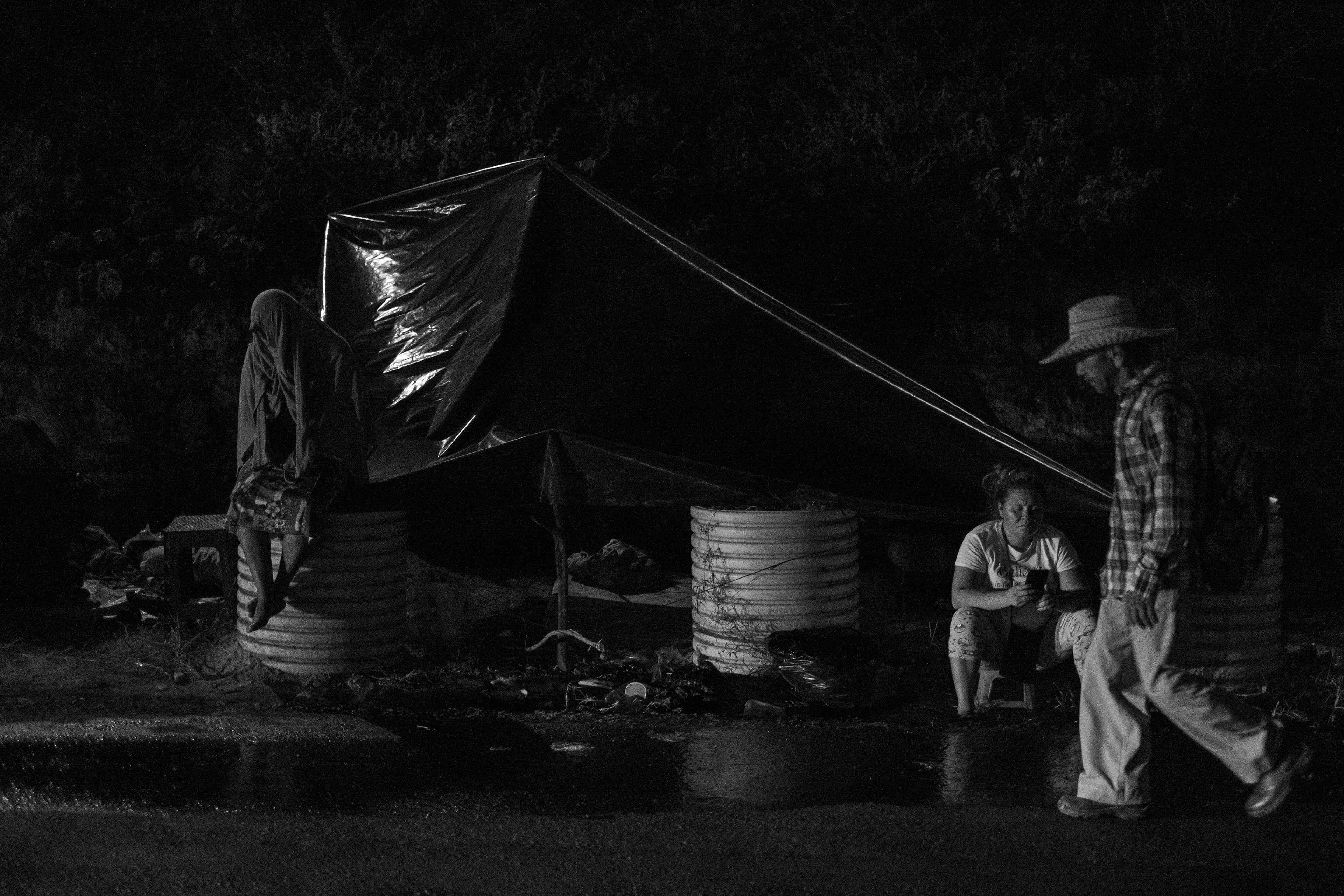 During the first months of the state of exception, hundreds of people built shelters and slept outside Mariona Prison in San Salvador to try to get information about their detained relatives.