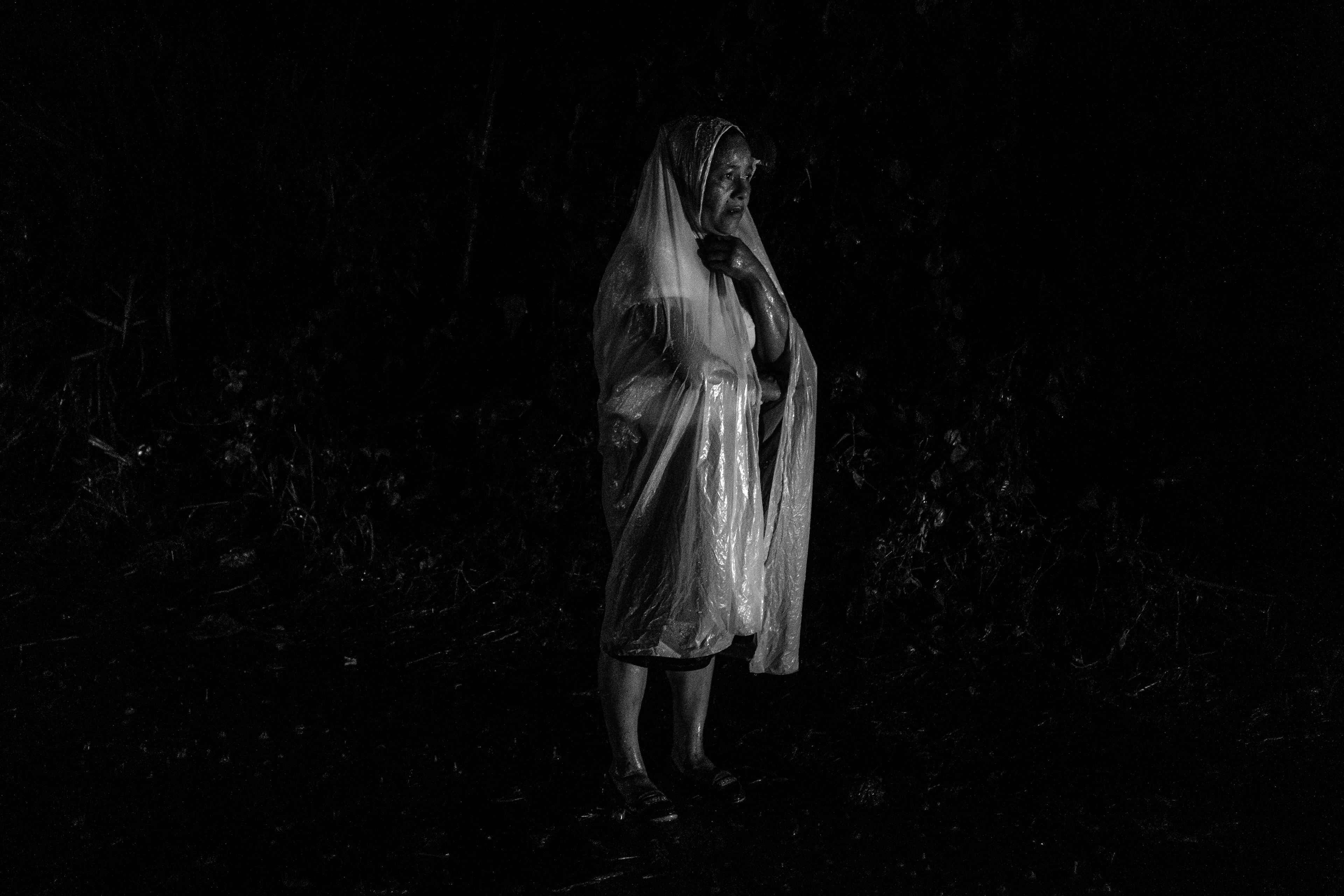 On Apr. 27, 2022, Noelys González stood in a storm at the edge of the muddy road leading to Izalco Prison. From afar, she watched to see if her brother appeared. Her brother, a motorcyclist, was arrested on Apr. 7, 2022, in Juayúa, Sonsonate. Most, like Noelys, ended the day frustrated and suffocated by the heat and seasonal rain in Izalco, in western El Salvador.