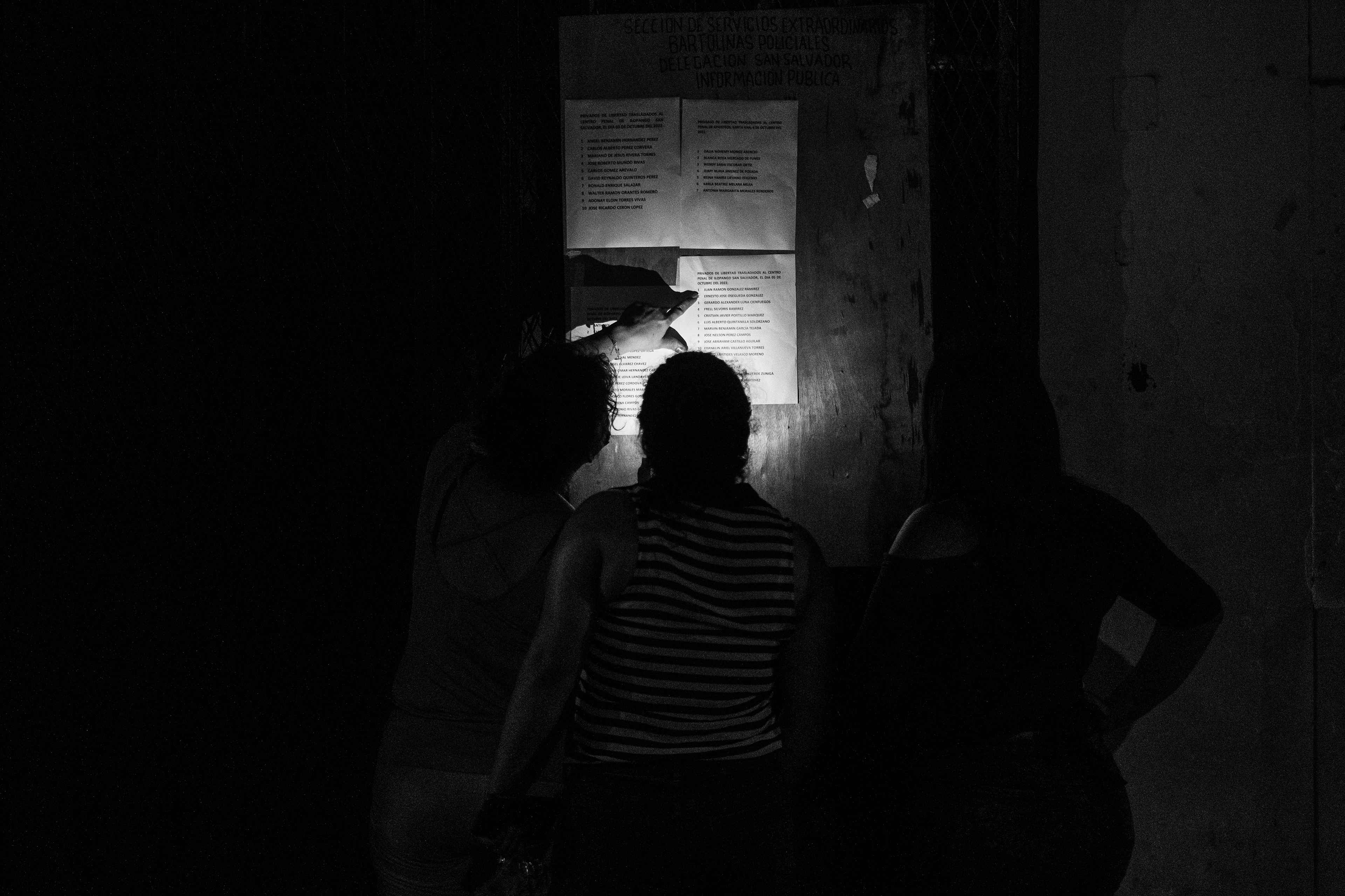 Relatives arrived at the detention center known as El Penalito in San Salvador to look for their detained family members. During the first months of the state of exception, many of those captured were declared missing by their relatives; it was impossible to locate them in the Salvadoran prison system.