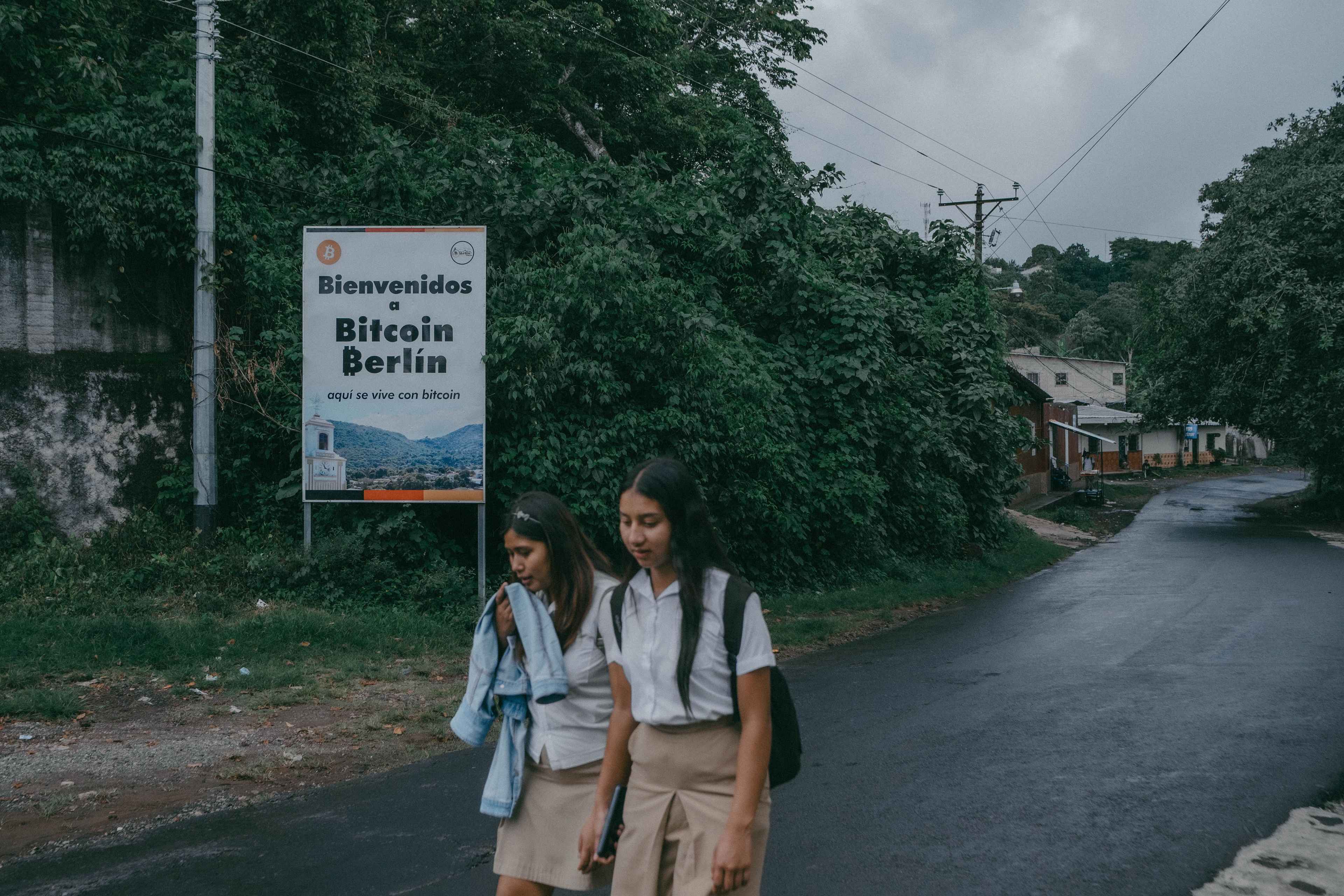 The municipality of Berlín’s profile rose in 2021, after the government of Nayib Bukele announced the creation of a bitcoin “mining” project on the premises of the Berlín geothermal plant. Berlín is one of the nine districts that make up North Usulután, which in turn is one of the 14 municipalities in the country with the highest percentage of multidimensional poverty: 38 percent of its population has difficulties accessing education, healthcare, housing, basic services, and food security. Berlín is also part of the region with the highest percentage of monetary poverty in the country, with 49 percent unable to afford the basic basket of goods, according to the 2024 UNDP Socioeconomic Map.