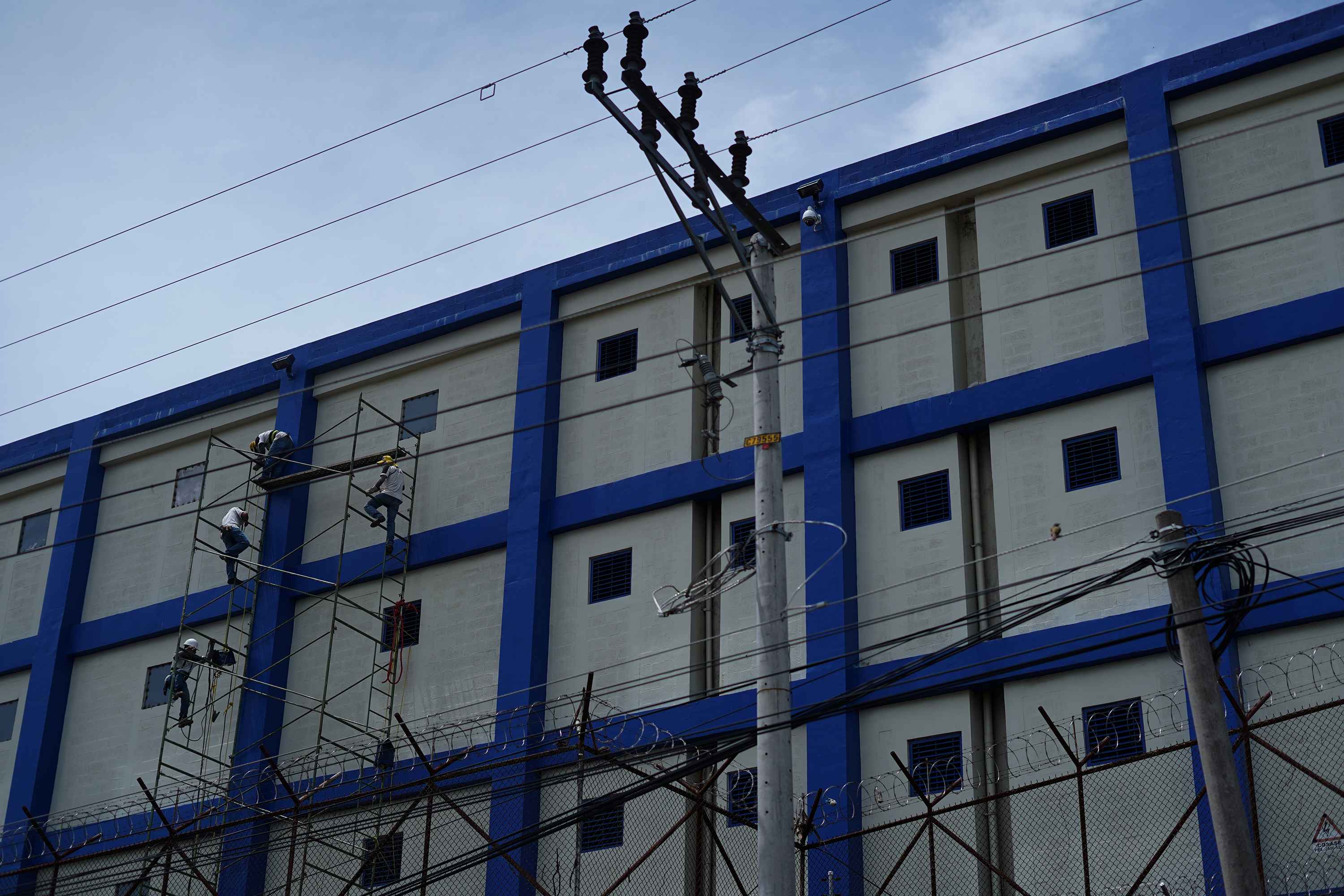 Women used to approach the new cell block of Mariona Prison to try to communicate with their incarcerated relatives, scanning windows where the detainees were known to stick their heads out. Prison Bureau brass ordered the windows to be closed with sheet metal and a welding seal. Photo Víctor Peña