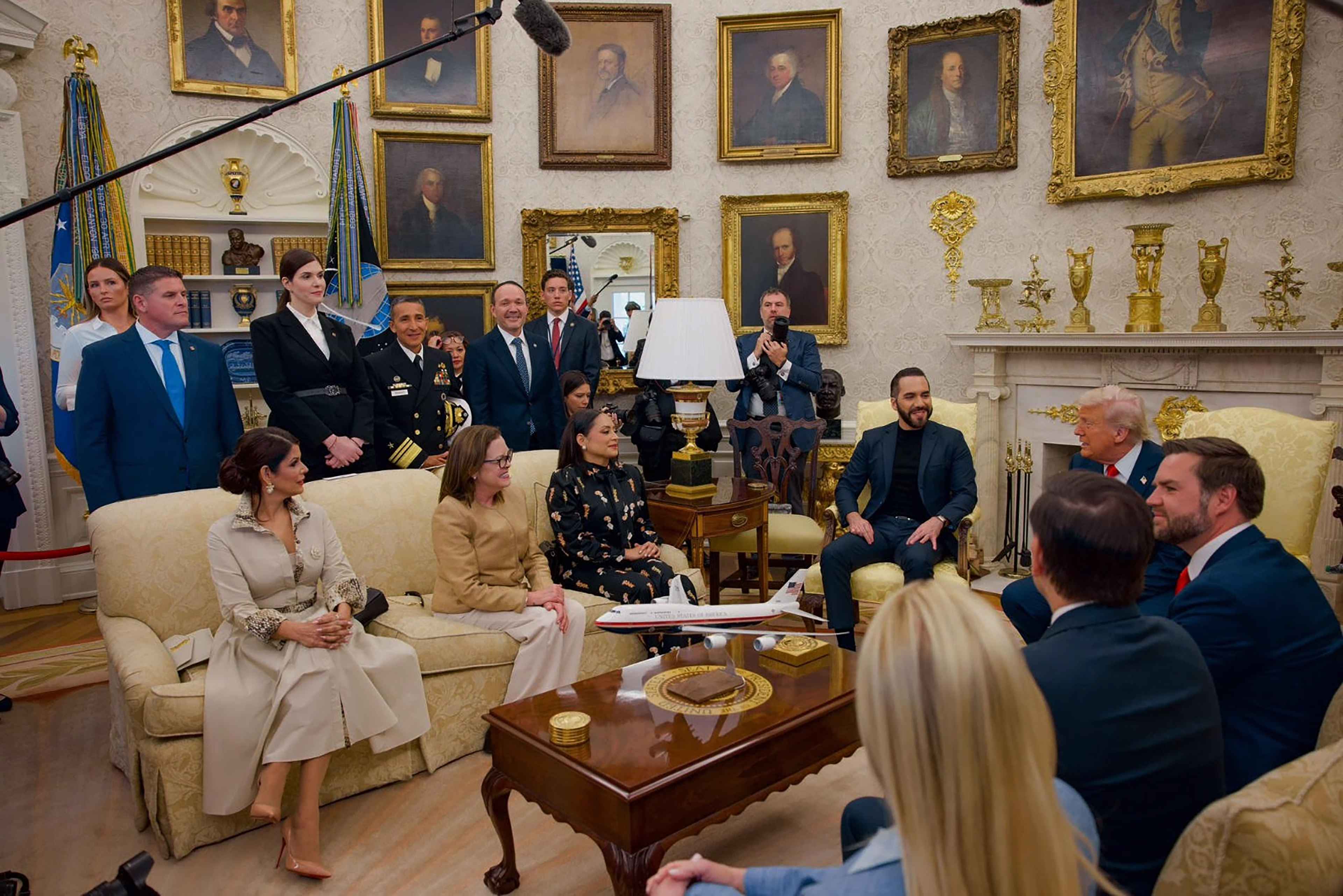 On the left, a senior delegation of Salvadoran officials attends Nayib Bukele's meeting at the White House with Donald Trump on Apr. 14, 2025. Among the group are Venezuelan advisor and inner-circle political operative Sara Hanna, standing third-from-left; the ministers of defense and security to Hanna's left; and, immediately to Hanna's right, lobbyist Damian Merlo, one of Bukele's strategists to grow closer to MAGA in the United States. Photo: Press Secretariat of the Presidency of El Salvador