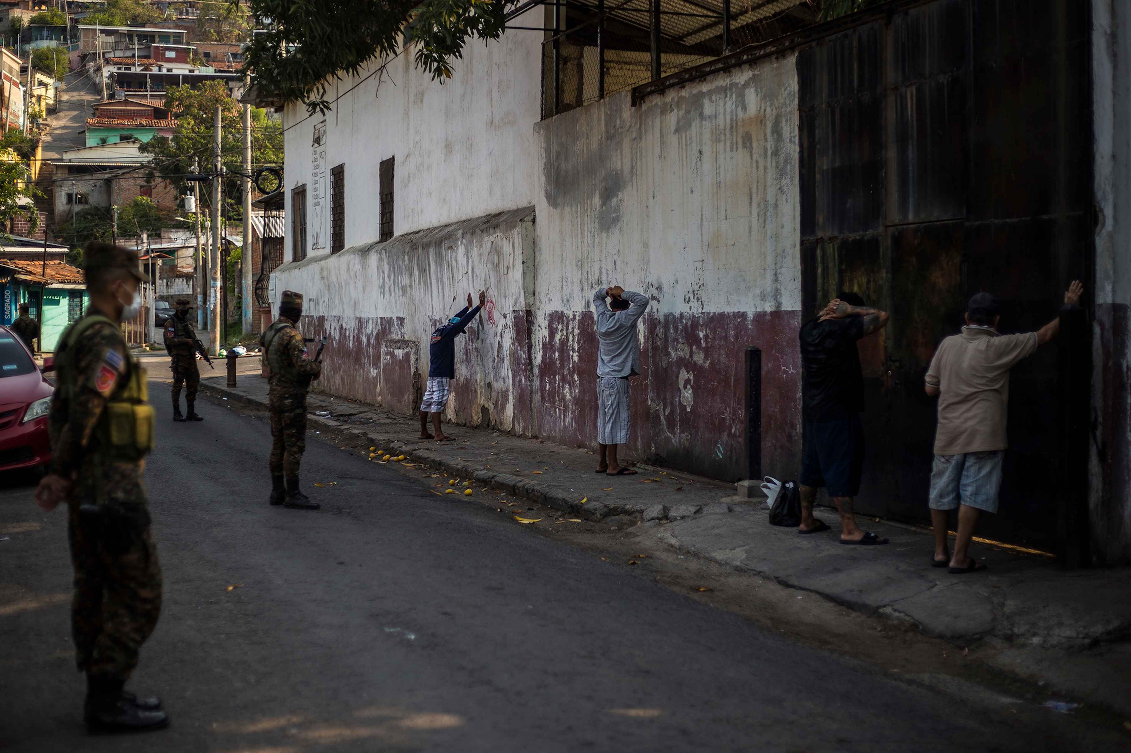 “Nobody should be out working right now. I don’t want to find you back in the street,” a military official told two bakers and two fishermen caught near a checkpoint on 1st Avenue North. Soldiers detained them for 15 minutes before letting them go. When asked about these detentions, which were condemned by the Constitutional Chamber and the Salvadoran Human Rights Ombudsman, the official said: “We won’t detain anyone. Nobody has authorized us to do that; we’re just making our presence felt a little.” He added that the patrols were meant to “guarantee” that all of the town’s residents stayed home.