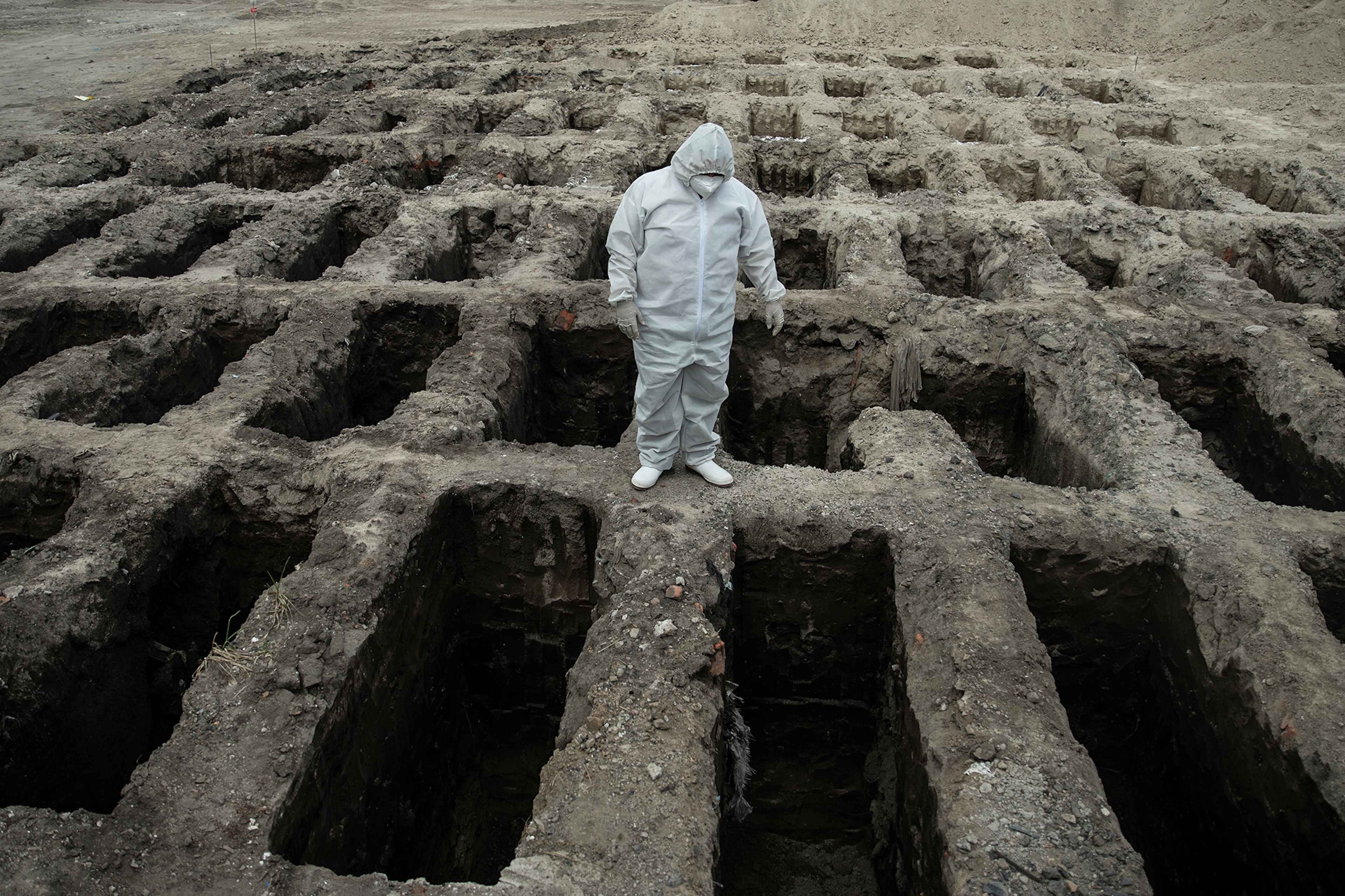 On Apr. 6, 2020, La Bermeja Cementary held its first burial under Covid-19 protocols. By then, the cementary had already prepared a special common burial ground to accommodate those who would die of the virus. The Salvadoran government quickly imposed a strict and popular lockdown and sealed off access to public information on pandemic-related spending. In the ensuing weeks and months, the Salvadoran press uncovered widespread graft, self-dealing, and fraud in the government's pandemic response, leading to raids on various ministries. San Salvador mayoral candidate and current mayor Mario Durán, for President Bukele's party Nuevas Ideas, even diverted food relief for affected families to his 2021 political campaign, an El Faro investigation found.